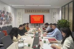 调研组细致领会该公司正在全系列粉饰岩型材项